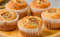 Cupcake de banana fácil é o lanche doce perfeito para colocar a lancheira das crianças (e o bolinho pronto pode ser congelados)