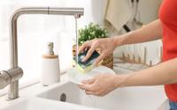 Menos espuma, mais economia: o método japonês mais inteligente para lavar louça sem sabão e sem desperdício de água