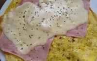 Omelete de batata com presunto e queijo