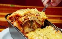 Tem arroz sobrando em casa? Nada de jogar fora! Aproveite as sobras do alimento e prepare uma deliciosa massa de lasanha sem glúten e sem lactose