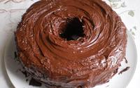 Bolo de laranja com cobertura de chocolate