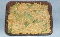 Macarrão com molho branco e  brócolis