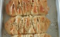 Pão caseiro recheado com pizza