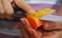 Se você tem cascas de mamão, você tem um tesouro: 5 maneiras de aproveitar essa parte do alimento