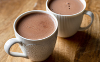 Enquanto o frio não vai embora eu sigo fazendo esse chocolate quente vegano: receita cremosa é fácil de fazer e tão saborosa quanto a tradicional