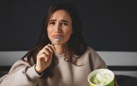 O que significa comer quando está triste, entediado ou ansioso? Psicólogos explicam a complexidade de tudo isso