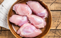 Fazer o frango assim é a melhor solução para quem não tem paciência para desossar