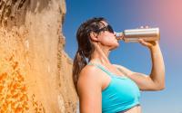 Quantos litros de água devemos beber por dia durante a onda de calor?