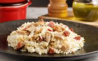 Como fazer arroz com bacon e frango desfiado em uma panela só
