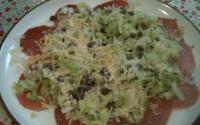 Salada de carpaccio com alcaparras
