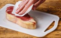 Esse truque com papel-toalha vai deixar sua carne sequinha e com aquela crostinha crocante que todo mundo ama