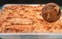 Essa cuca de banana tradicional da roça fica ainda mais deliciosa com doce de leite, não vai sobrar nem farelo!