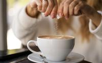 Sal no café? É por isso que você deveria colocar uma pitada desse tempero na bebida para obter benefícios