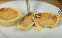 Empada de leite condensado surreal: apenas 3 ingredientes e massa derrete na boca