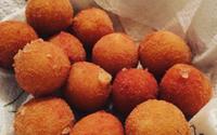 Bolinha de queijo de 3 ingredientes vai se tornar o lanche favorito da criançada (e o seu também porque é muito fácil de fazer)