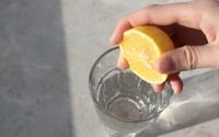 Os benefícios reais de beber água e limão pela manhã, segundo os nutricionistas