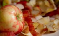 Se você tem cascas de maçã em casa, você tem um tesouro: aqui estão 2 formas deliciosas de aproveitar seus benefícios