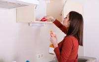 Como fazer um limpador caseiro que remove até aquela sujeira pegajosa de anos no armário da sua cozinha