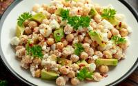 Salada vegana de atum feita de grão-de-bico é o meu almoço cremoso perfeito de toda segunda-feira