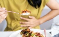 Sou médica especialista em saúde digestiva e garanto: essas são as três melhores dicas para evitar o inchaço ao comer