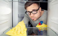 Pouca gente sabe, mas é assim que você deve limpar a geladeira para não estragar o revestimento interno