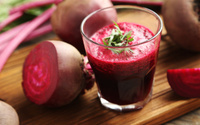 Beber suco de beterraba em jejum virou moda, mas bebida não é indicada para todo mundo