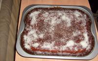 Bolo de cenoura com cobertura de chocolate e coco ralado