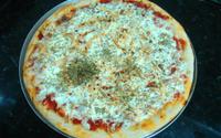Pizza diferente: frango, tomate e requeijão