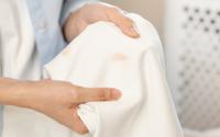 Se você quer que suas roupas saiam brancas e brilhantes da máquina de lavar, você só precisa de um produto alcalino que você já tenha em casa