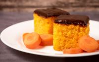 Nem ovo, nem leite: esse bolo de cenoura fofinho e molhadinho vai se tornar o seu favorito, a receita é muito fácil!