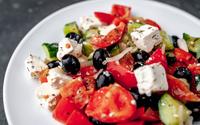 Salada grega com feta para variar o cardápio: como fazer a deliciosa e tradicional choriatiki