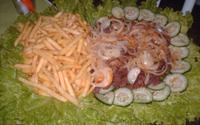 Filé com fritas e legumes