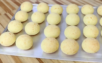 Como fazer um pão de queijo caseiro que não murcha: receita fácil deixa o pãozinho macio por dentro e crocante por fora