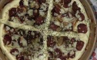 Pizza de calabresa com massa de pinhão