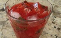 Caipirinha de frutas vermelhas e pimenta