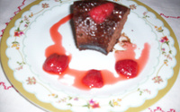 Bolo fácil de chocolate com pedacinhos de morango