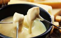 Faço fondue no Dia dos Namorados há 11 anos. Gostaria que tivessem me falado antes que dava para preparar em 9 minutos (e com essa receita cremosa!)