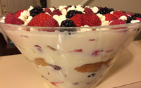 Pavê de chocolate branco e frutas vermelhas