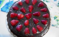 Bolo de chocolate com recheio de morangos e leite condensado