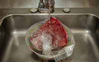 Sua mãe estava errada e nem sabe: a carne não deve ser descongelada fora da geladeira!