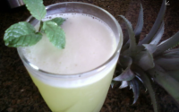 Suco de casca de abacaxi com hortelã