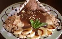Banana com calda de chocolate e sorvete