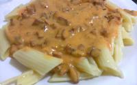 Macarrão ao molho rosé com calabresa