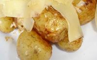 Batata assada com lascas de parmesão fácil