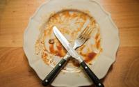 O que significa deixar os talheres em formato de X depois de comer? Mensagem pouco conhecida é uma comunicação silenciosa com garçons