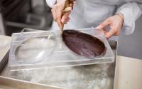 Ovo de Páscoa caseiro sem desperdício: com essa dica para tirar rebarba de chocolate da forma sem erro consigo aproveitar todo o ingrediente