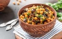 Salada de grão-de-bico com berinjela é a receita que faço quando quero uma refeição leve e nutritiva