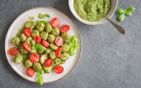 Sempre faço esta receita de nhoque ao pesto quando quero preparar uma refeição gostosa sem ter muito trabalho
