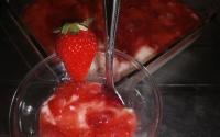 Manjar com calda de morango