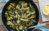 Brócolis assado na panela com anchovas e queijo parmesão: essa é a receita mais deliciosa e fácil para aproveitar ao máximo esse vegetal